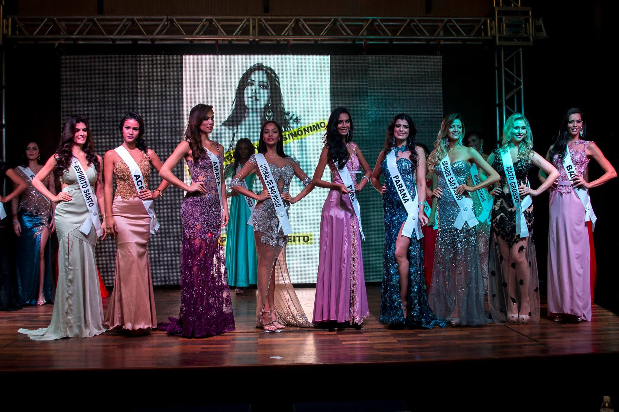Candidatas do Concurso Belezas do Brasil reunidas no palco